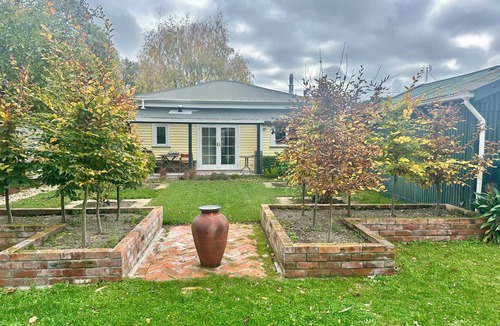 Martinborough Cottage | Camilla Cottage - 2 bedrooms close to the square