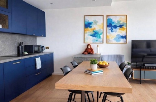 Canning Town South Apartment | Canary wharf iconic London skyline view