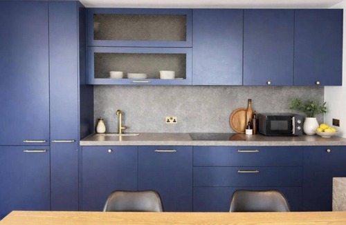 Canning Town South Apartment | Canary wharf iconic London skyline view