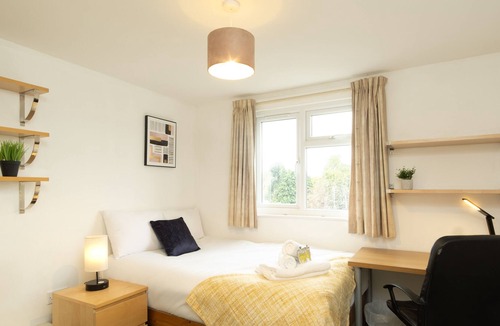 Coventry House | Canley House - spacious 7-bedroom home with garden