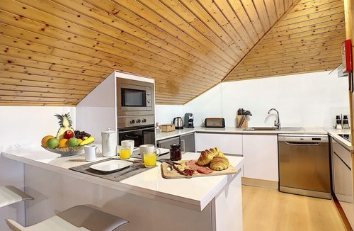 Sao Jorge House | Casa Leão de Ouro by LovelyStay