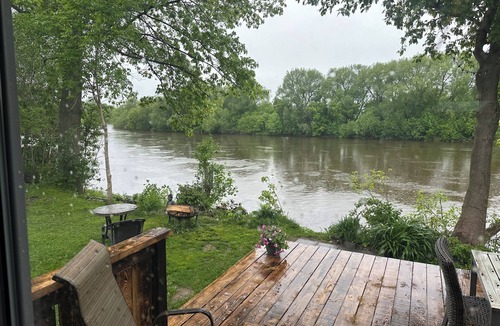 Saint-Pie Ski Chalet | Casa on the lazy River, Pet friendly!