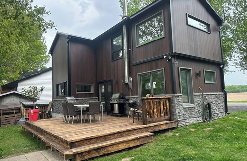 Saint-Pie Ski Chalet | Casa on the lazy River, Pet friendly!