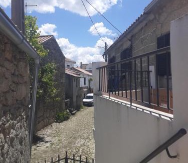 Penamacor House | Casa rústica com terraço e jardim