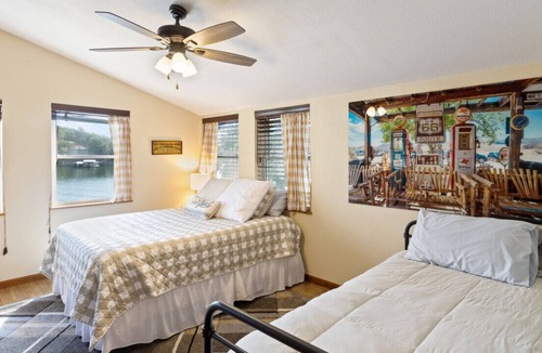 Osage Beach House | Castaway Cabin- Outdoor Fireplace, kayaks & more!