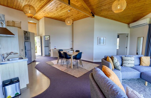 Lake Puketi Apartment | Castaways Resort