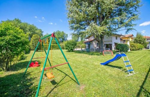 Angera House | Cedar House Villa Few Minutes From Lake - Happy Rentals