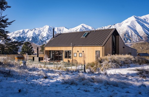 Castle Hill House | Cedarwood Retreat - Castle Hill Holiday Home