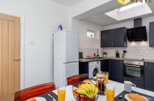 Northampton House | Central 2 to 3BR House, Free Parking, Ideal for Long Stays, Work Crews & Family Trips