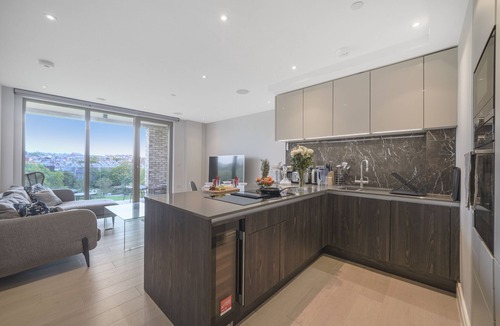 Kilburn Apartment | Central 3 bedroom Apt/en-suite with a View.
