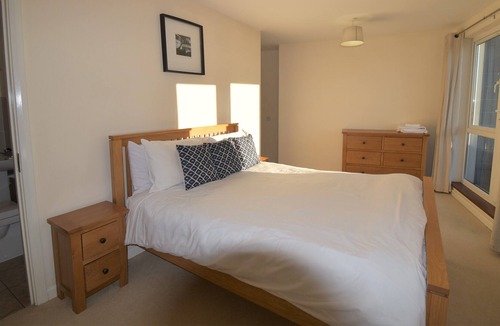 Northampton Apartment | Central 3 Bedroom Apartment with Parking & Balcony