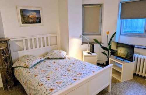Etterbeek Apartment | Central and convenient studio near supermarkets and public transports