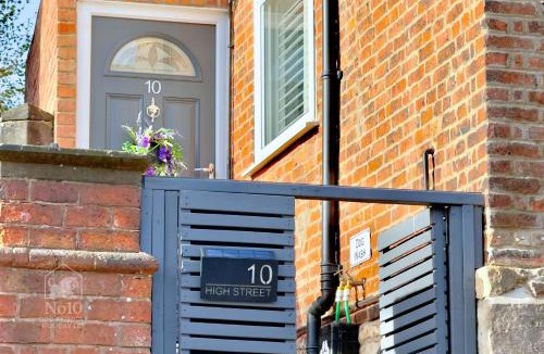 Edwinstowe House | Central, dog friendly, private courtyard