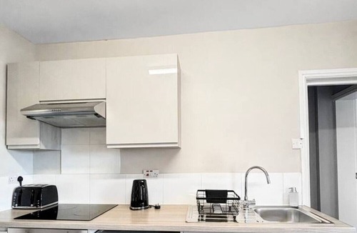 Grantham Villa | Central location 1 bed sleeps 5 Free Gym Access