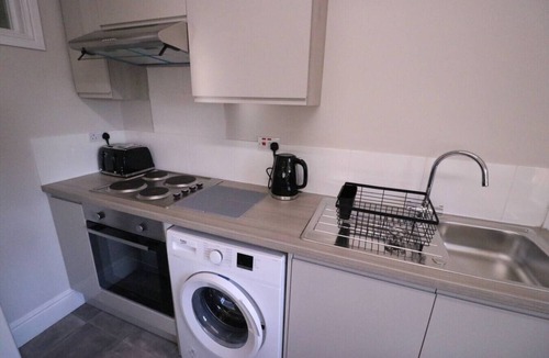 Grantham Villa | Central location 1 bed sleeps 5 Free Gym Access