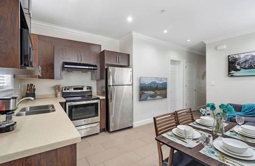 Vancouver South Condo | Central Main Street Home Minutes from QE Park