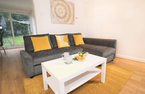 Great Linford House | Central MK Contractors house, Free parking, GARDEN
