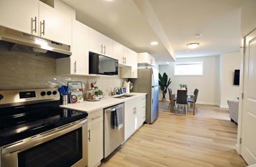 North Central Edmonton House | Central Suite King Beds,Long Stays,Disney+