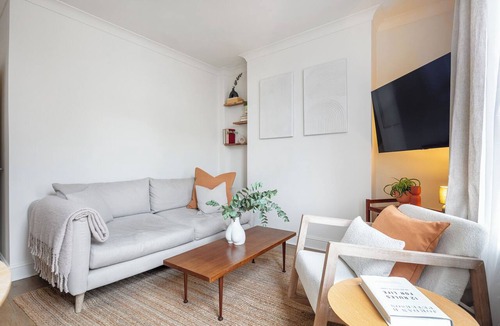 Hackney Central Apartment | Centrally located Scandinavian high quality design. 2 min walk to station