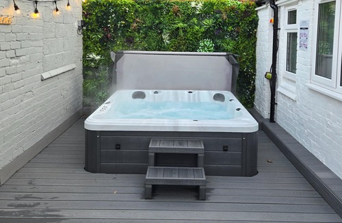Derby Apartment | Centre Apartment - Sleeps 2 & Roof Top Hot Tub