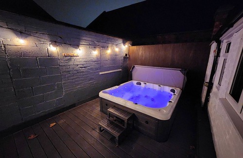 Derby Apartment | Centre Apartment - Sleeps 2 & Roof Top Hot Tub