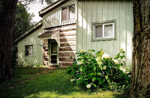 Drummond-North Elmsley Cottage | Century old log cabin on the beach