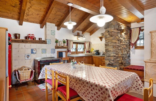 Rabbi Apartment | Chalet Berghof Laret Arnica Apartment with Mountain View, Sauna and Wi-Fi