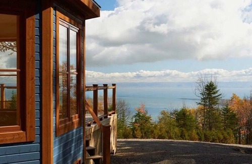 Les Eboulements Ski Chalet | Chalet Bleu 55: River Views, Pool Table & Spa