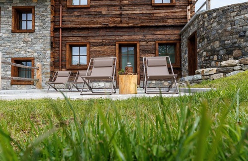 Valtellina Ski Chalet | Chalet 'Ice Villa Genf with Spa' with Mountain View, Shared Garden and Wi-Fi