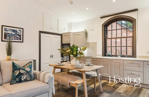 Henley Apartment | Chapel Loft - Brand New With Parking