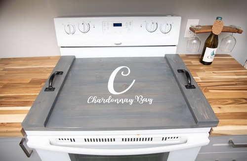 Colchester House | Chardonnay Bay- wine country, beach, hot tub and pet friendly!