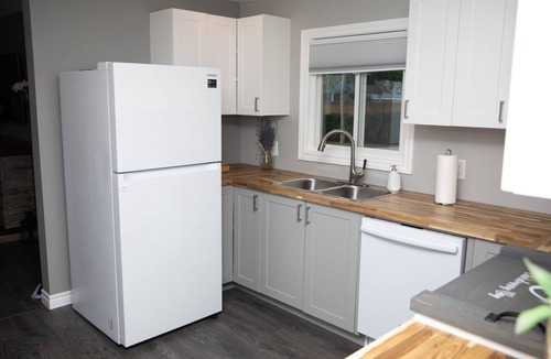Colchester House | Chardonnay Bay- wine country, beach, hot tub and pet friendly!