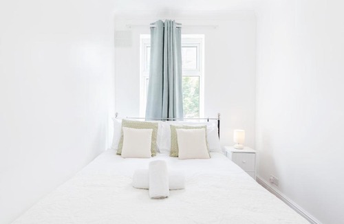 Havering Apartment | Charming 3-Bed Apartment in Romford
