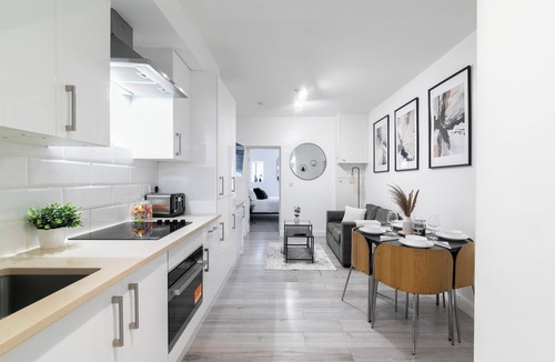 Canons House | Charming 3-bedroom house in serene Edgware