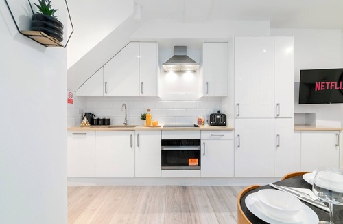 Canons House | Charming 3-bedroom house in serene Edgware