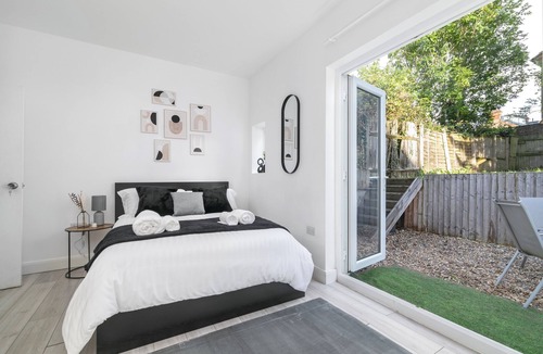 Canons House | Charming 3-bedroom house in serene Edgware