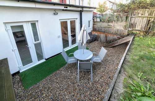 Canons House | Charming 3-bedroom house in serene Edgware