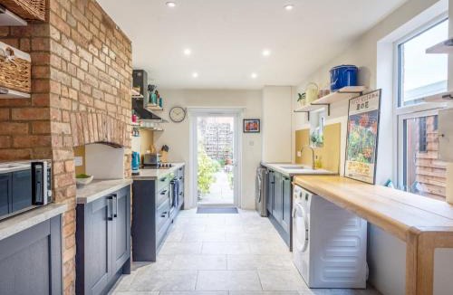 Oxford House | Charming 4BR Victorian Townhouse - Central Oxford - Pass the Keys