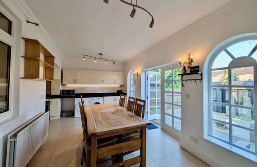 Hendon House | Charming 5-Bedroom House in London