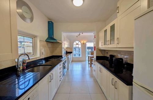 Hendon House | Charming 5-Bedroom House in London