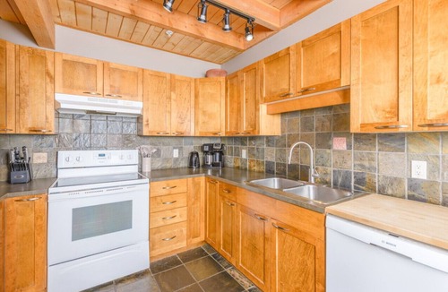 Snow Pine Estates Villa | Charming Alpine Retreat w/Private Hot Tub