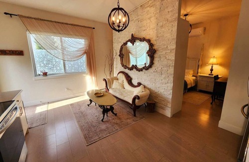 Vancouver Cottage | Charming Coach House | Mountain Views + Cozy Vibes