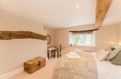 Witney House | Charming Cotswold Cottage on Church Green, Witney