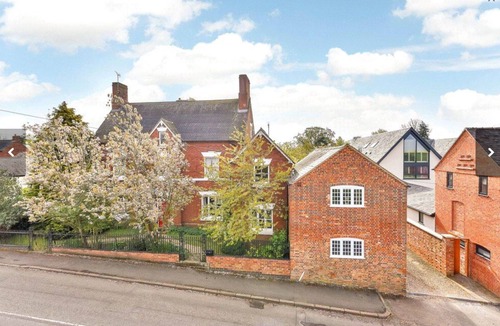 Lutterworth House | Charming country house - sleeps 18
