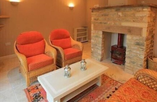 Witney Cottage | CHARMING FARM COTTAGE NR OXFORD, LARGE PRIVATE GARDEN, VIEWS OVER FARMLAND