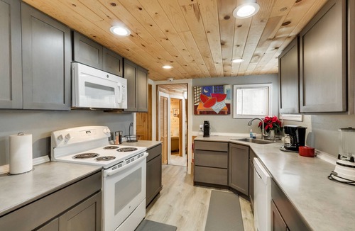 Rock Creek House | Charming Happy Valley Home: 13 Mi to Portland!