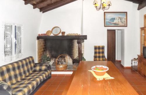 Burinhosa House | Charming House in Pataias with Shared Pool