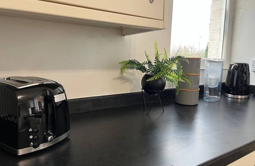 Rugby House | Charming House Sleeps 6 Free Parking Fast WiFi Smart TV