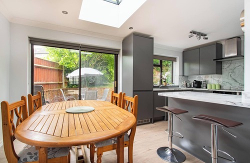 Hainault Apartment | Charming Retreat Near Grange Hill Central Line