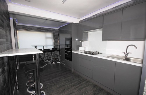 Woodingdean Apartment | Charming Retreat With Hot Tub & Sauna Sleeps 4